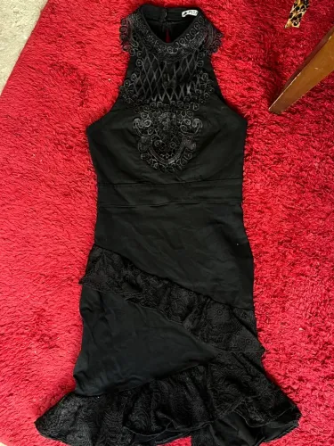 Vestido Preto Elegante com Detalhes em Renda