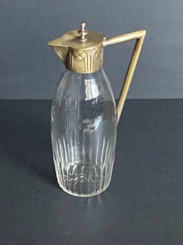 Jarra de vinho Art Deco com bocal trabalhado. Altura 27,5 altura.