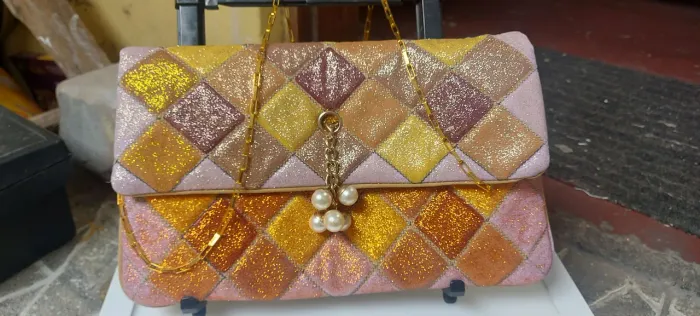 Bolsa de Ombro Patchwork Dourada com Pedrarias