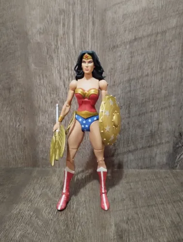 Mulher Maravilha DC universe classic