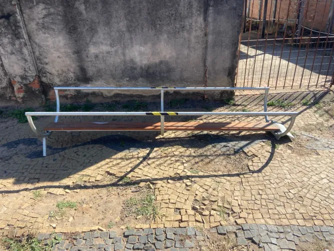 Rampa manual para descarregar tambor tipo berço.