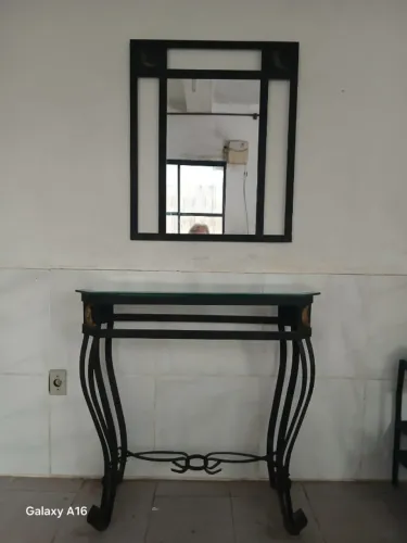 Aparador de ferro, com espelho