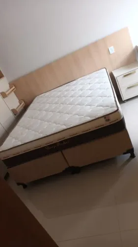 Cama queen size com colchão de 25 cm de altura