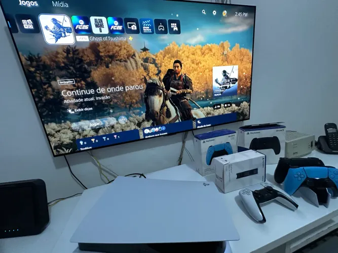 ? PlayStation 5 com Leitor + 3 Controles + Base de Carregamento  *Inclui Suporte