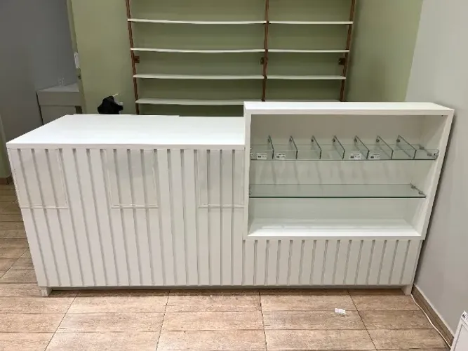 Balcão com caixa e expositor em vidro temperado, em MDF, ideal para o varejo.