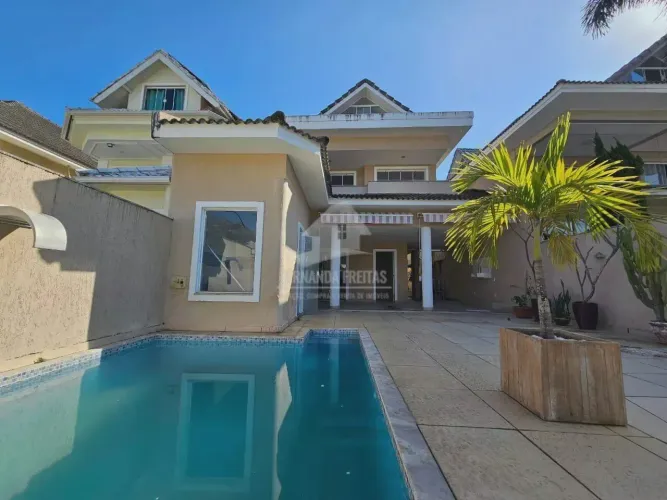Casa triplex à venda de 5 quartos, 235 m² por R$1.800.000 no Recreio dos Bandeirantes- Rio