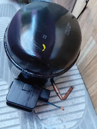 Vendo compressor pra geladeira grande 2 portas e freezer grande de 2 tampa semi-novo R$250
