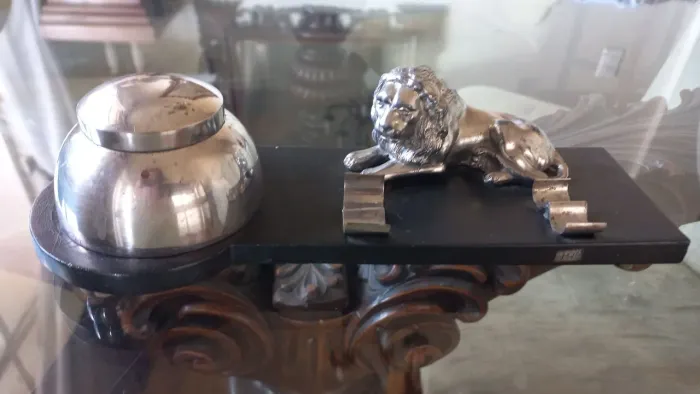Antigo Tinteiro com estátua de leão bronze e prata