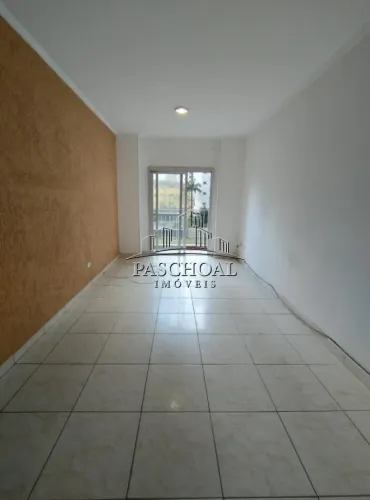 Aluga-se apartamento com 2 dormitórios, sendo 1 suíte.