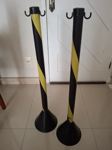 Pedestal plástico zebrado.