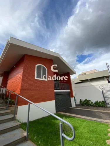 Casa no Cazeca com suíte, porão e garagem para 3 carros!