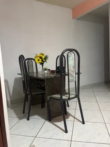 Mesa com 6 cadeiras, as outras estão na área!
