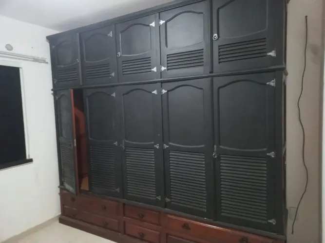 Guarda-Roupa Grande em Madeira Maciça - Ótimo Estado