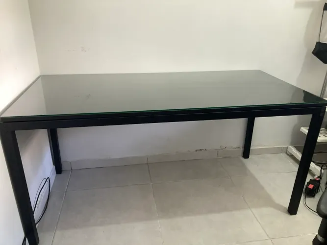 Mesa Tok&Stok em ferro + 2 tampos (vidro temperado e madeira)