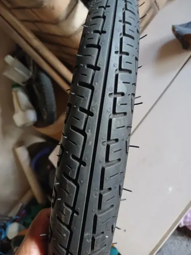 Pneu dianteiro da biz 125 semi novo magion