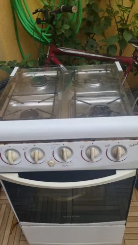 Vendo geladeira e fogão os 2 por 550, os 2 funciona perfeitamente