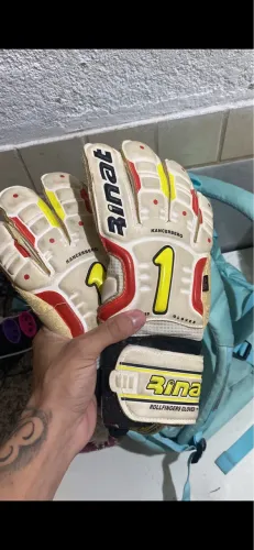 Vendo Luva de goleiro original nunca usada, dois anos guardada.