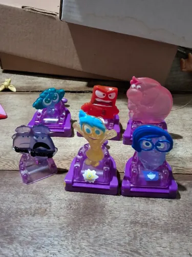 Divertidamente personagens brinde mc donalds