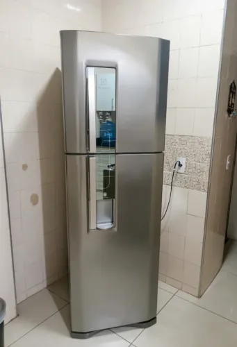 Geladeira Eletrolux Inox com painel touch e dispenser de água na porta