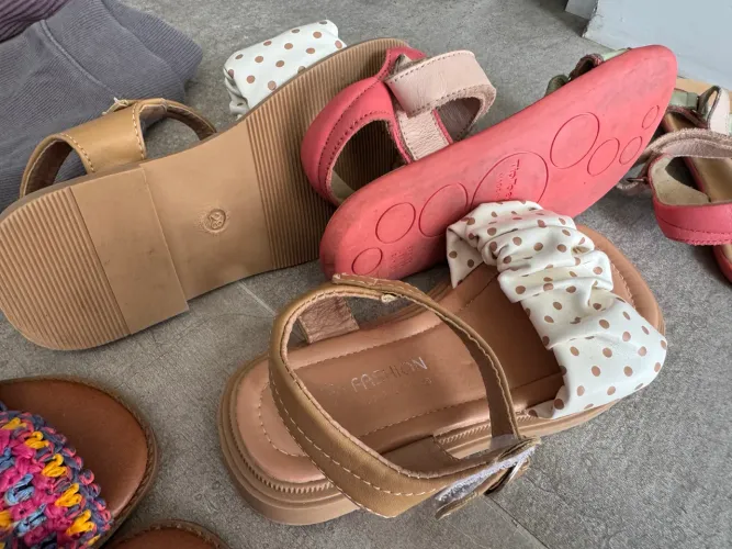 Calçados infantil e muitas roupas 4-8 anos