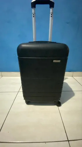 Mala de viagem usada apenas uma vez está nova a mala