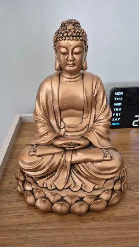 ESTÁTUA DECORATIVA DE BUDA EM MEDITAÇÃO
