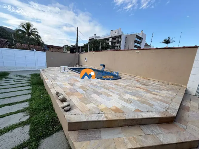 Casa com piscina à venda nas Praia das Toninhas