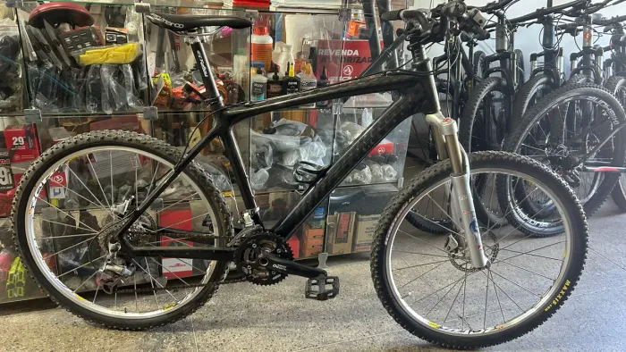 Bicicleta aro 26 com quadro de fibra de carbono