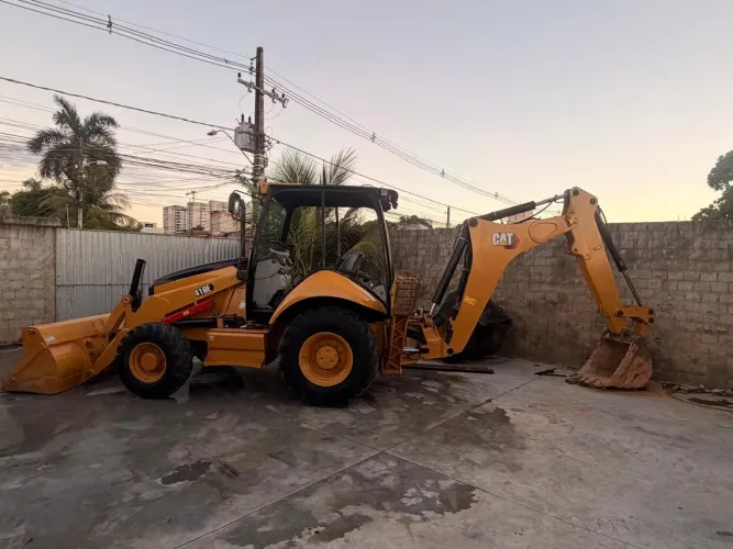 Retroescavadeira Caterpillar 2012