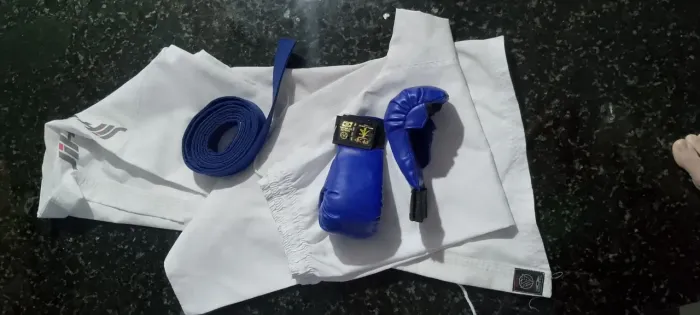 ROUPA DE KARATÊ COM LUVAS E A FAIXA AZUL!