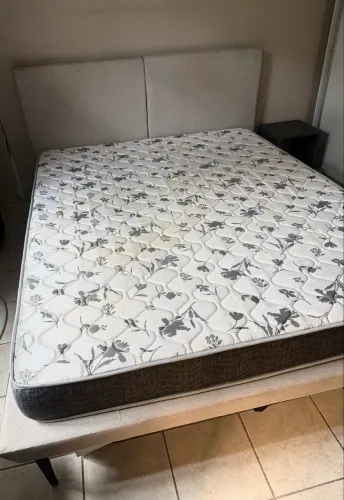 Cama Queen estilo japonesa + colchão 