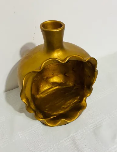 Vaso Decorativo de Cerâmica Dourada com Design Assimétrico Orgânico