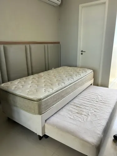 Cama de solteirão com cama auxiliar