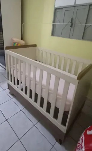 BERÇO-CAMA INFANTIL BRANCO COM DETALHES EM MADEIRA