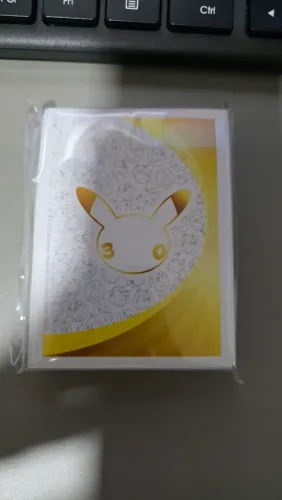 Sleeves 65x Pokémon celebrações 30 anos 