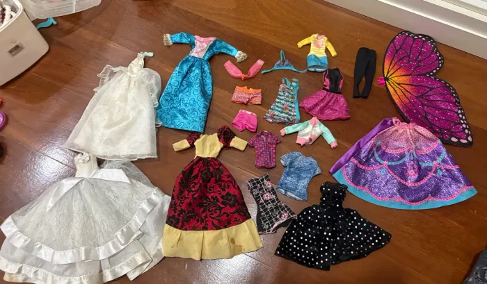 ROUPAS DE BARBIE *PREÇO FICTÍCIO LER DESCRIÇÃO*