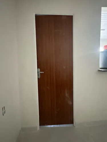 Porta NOVA de madeira com abertura para o lado direito
