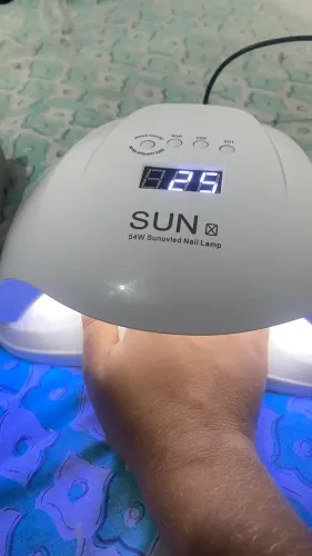 Cabine e máquina de unha em gel