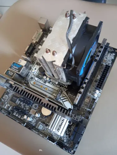 Kit placa mãe ASROCK B250M-HDV, Pentium G4560, 8gb RAM Kllisre, GT 710, CPU cooler.