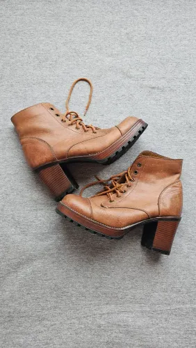 Bota vintage em couro legítimo.