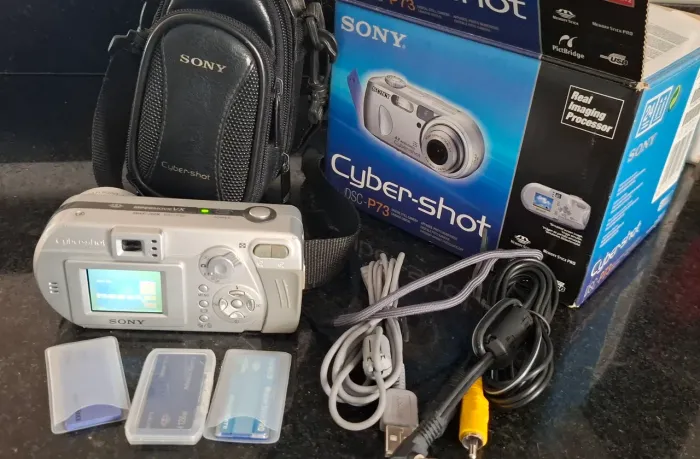 Câmera Sony Cyber-shot DSC-P72 com kit completo, cartões de memória, bolsa e manuais