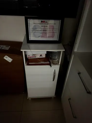Mesa de apoio com armário