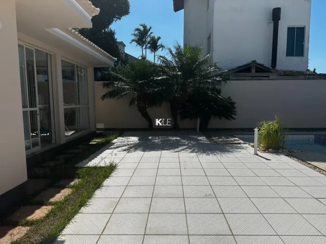 Linda Casa com 5 quartos sendo duas suítes em Coqueiros/Florianópolis!!