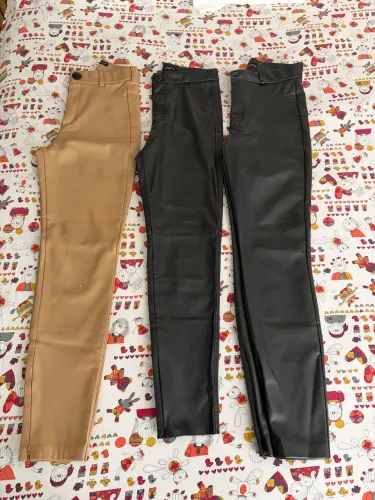 3 calças ZARA, tamanho P, veste 36.,A marrom está com uma leve avaria em um joelho