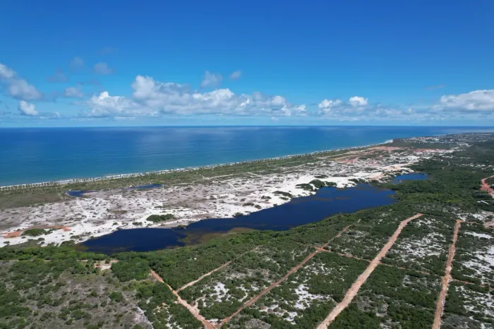 Praia do Forte, Lagoa Jauara, próximo a lagoa e ao mar. Vista mar.