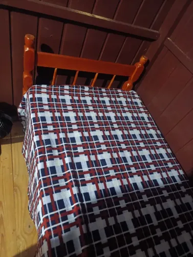 Cama de madeira com colchão