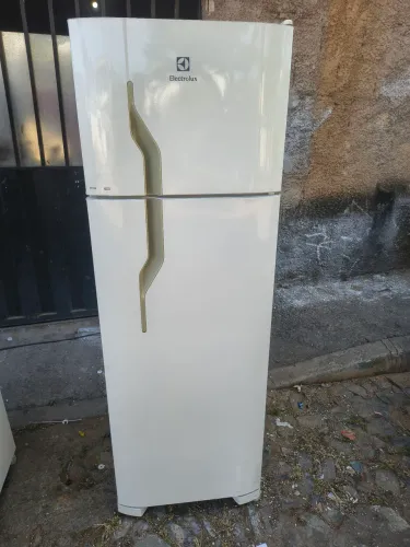 Vendo geladeira Eletrolux funcionando perfeitamente dependendo do lugar entrego 260 litros
