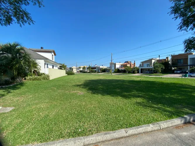 Terreno de esquina à venda no Lagos de São Gonçalo, 570m², lazer completo e segurança 24h.