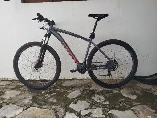 Bike Oggi Hacker Sport com Upgrade Freio Hidráulico