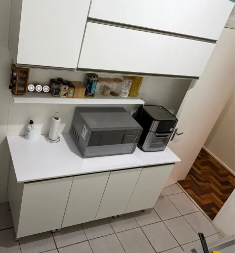 Armário de Cozinha Moderno Branco + Bancada em Ótimo Estado | Venda por Mudança
